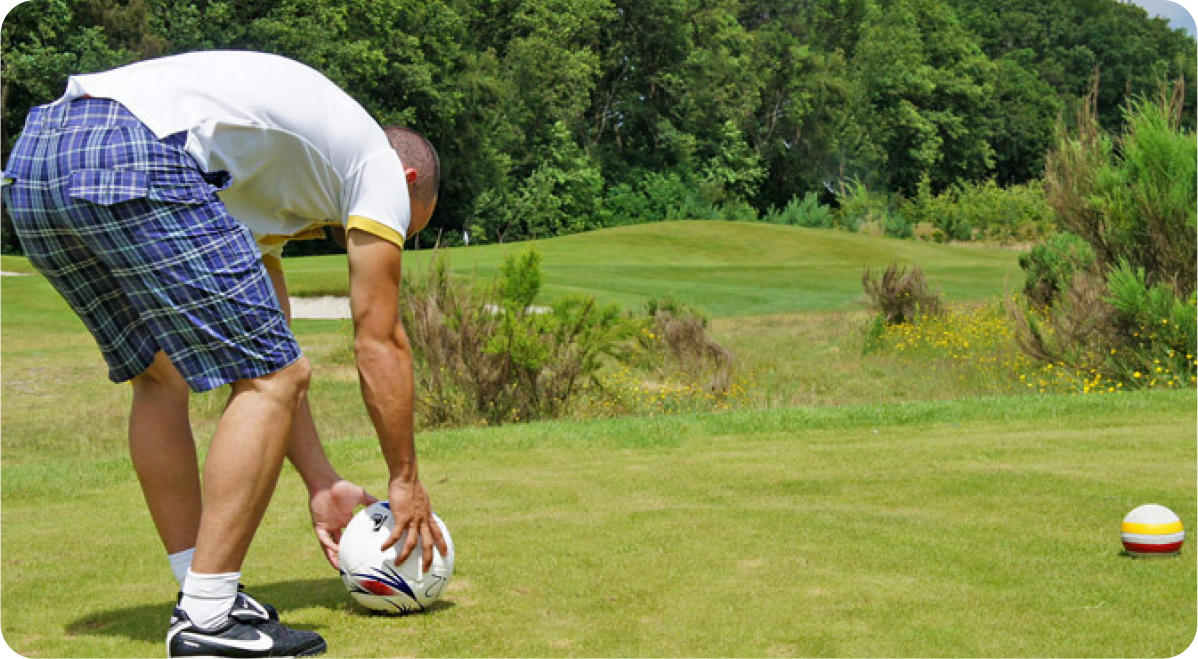 Voetgolf bal wordt op de baan gelegd